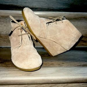 Women’s TOMS Suede Booties - size 6 Tan Lace Up Wedge